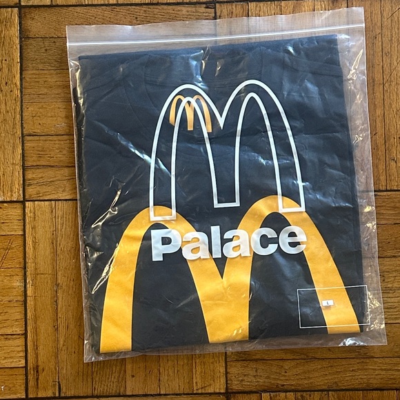 PALACE MCDONALD'S LOGO T-SHIRT BLACK - Picture 1 of 3
